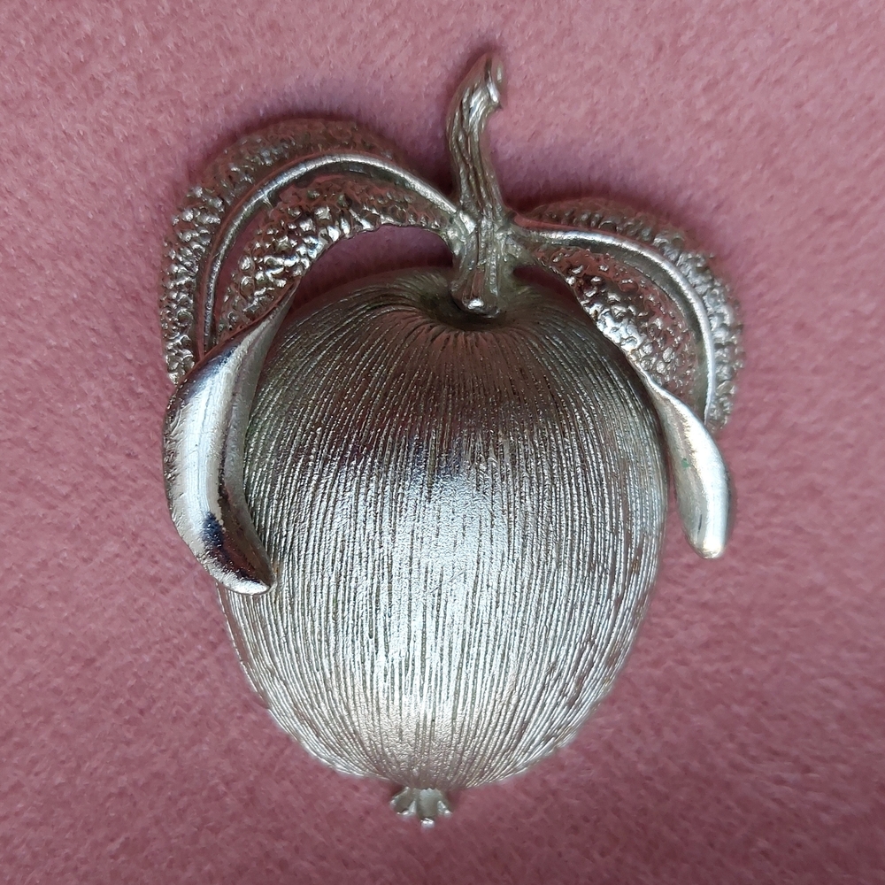 VTG Sarah Coventry Adam's Delight MCM Shiny Silvertone Florentine Apple Brooch